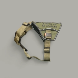 szelki MILITARY K9 olivkowe,klamry Nexus, czarne hafty widok z boku